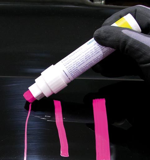 Strepen van een rose fluoriserende merkstift